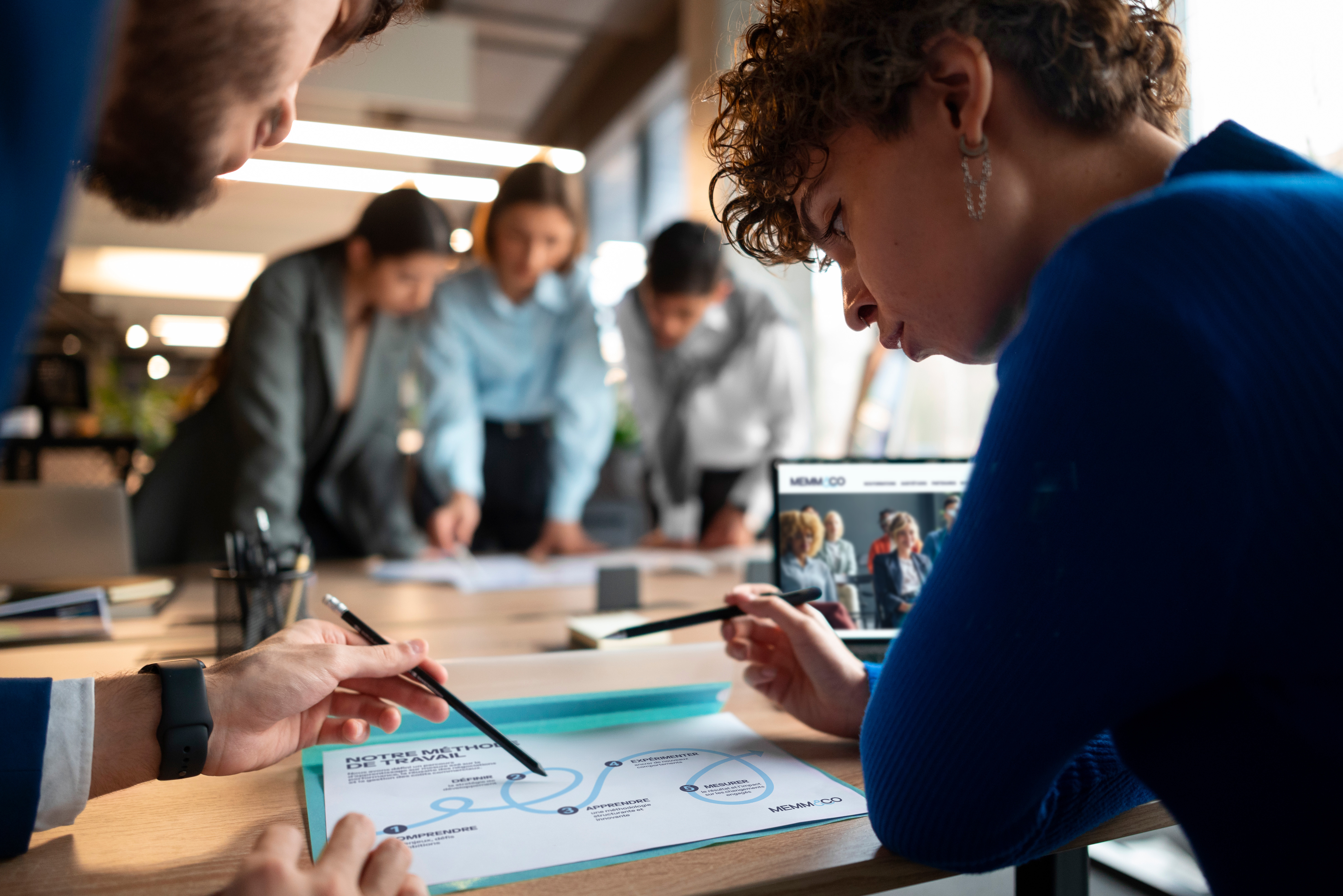 Personne analysant les graphiques MEMM&CO